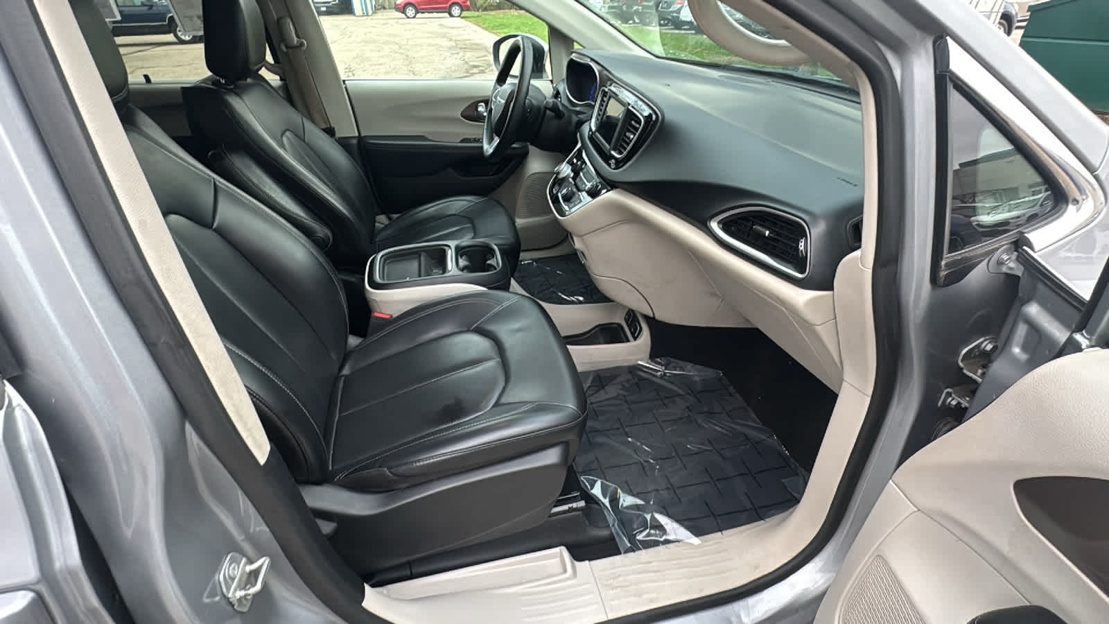 Thumbnail: 2021 Chrysler Voyager - 8