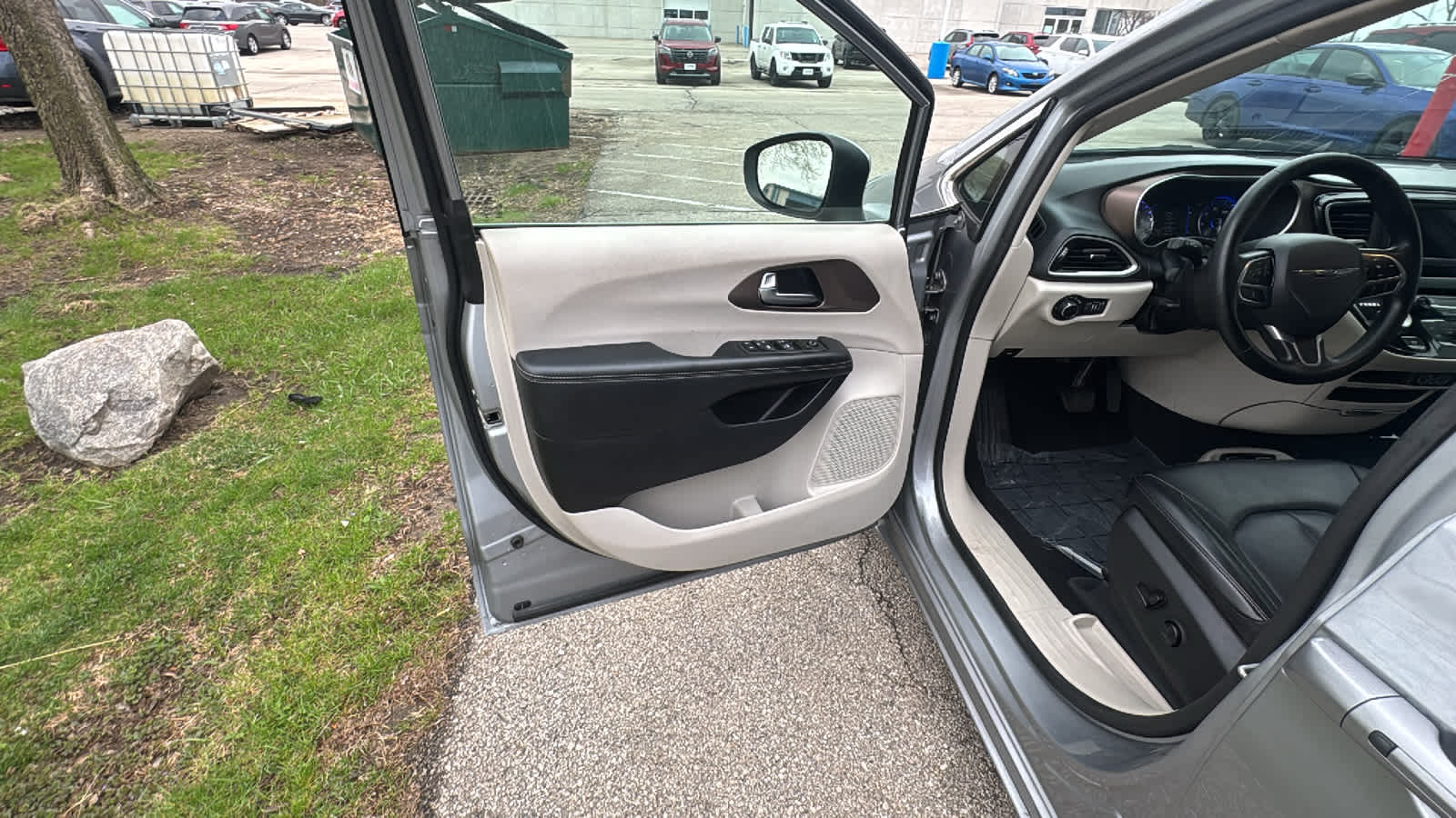 Thumbnail: 2021 Chrysler Voyager - 15