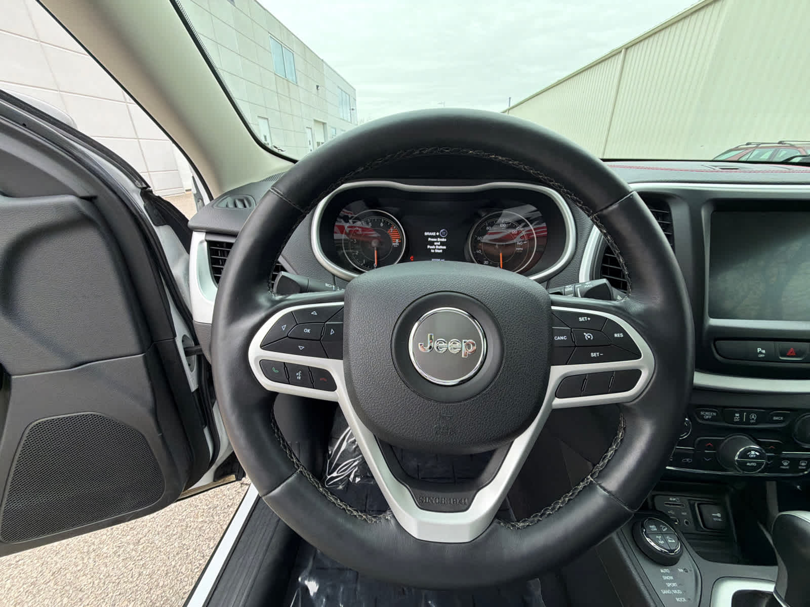 Thumbnail: 2017 Jeep Cherokee - 22