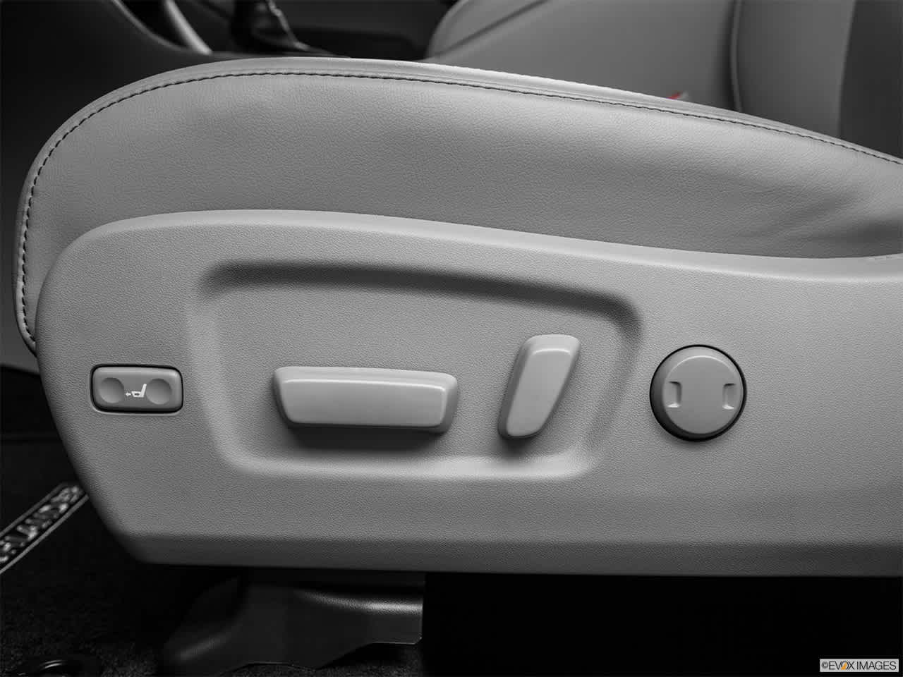 Thumbnail: 2014 Toyota Highlander - 25