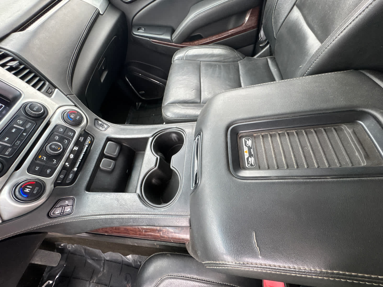 Thumbnail: 2017 GMC Yukon XL - 23