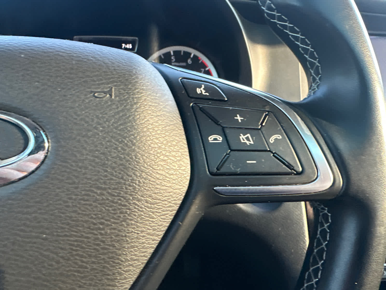 Thumbnail: 2018 INFINITI QX30 - 25