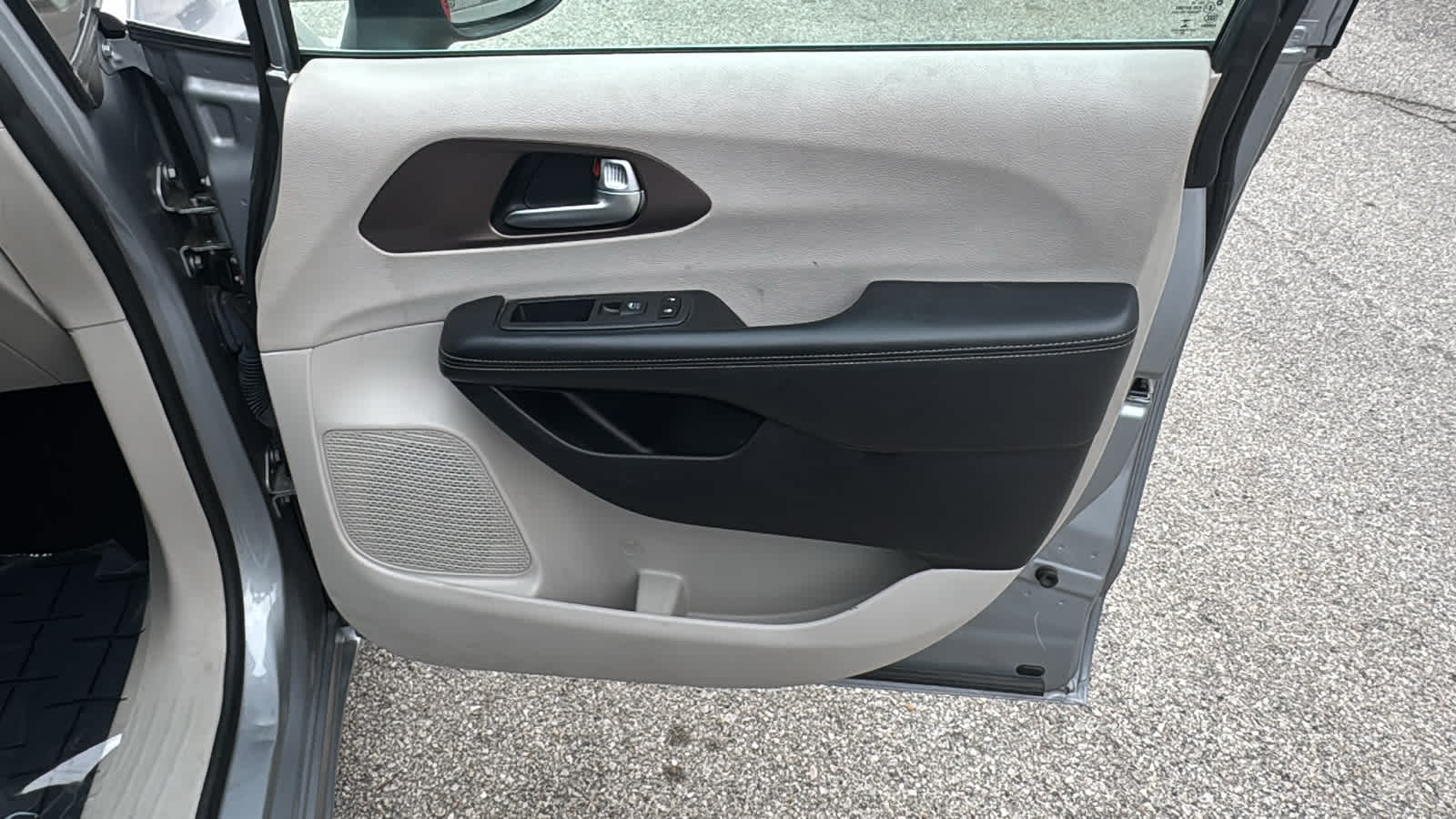 Thumbnail: 2021 Chrysler Voyager - 7