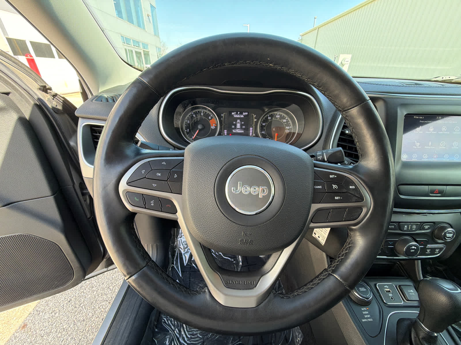 Thumbnail: 2019 Jeep Cherokee - 21