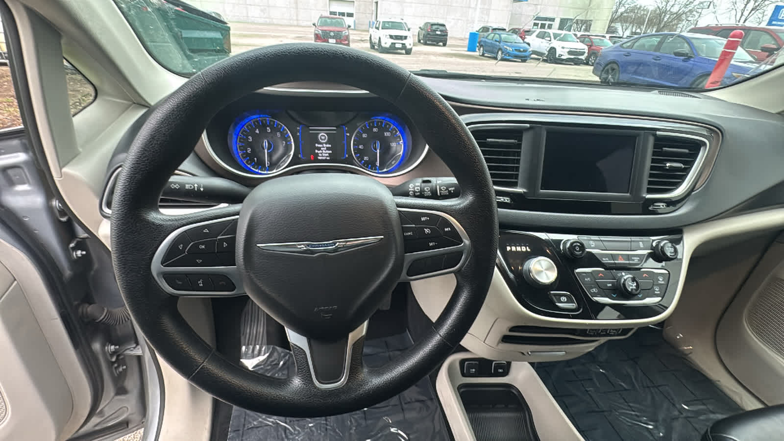 Thumbnail: 2021 Chrysler Voyager - 18