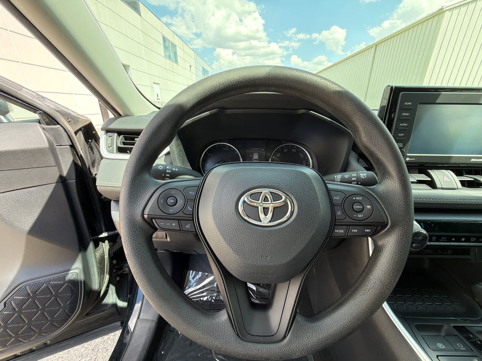 Thumbnail: 2022 Toyota RAV4 - 21