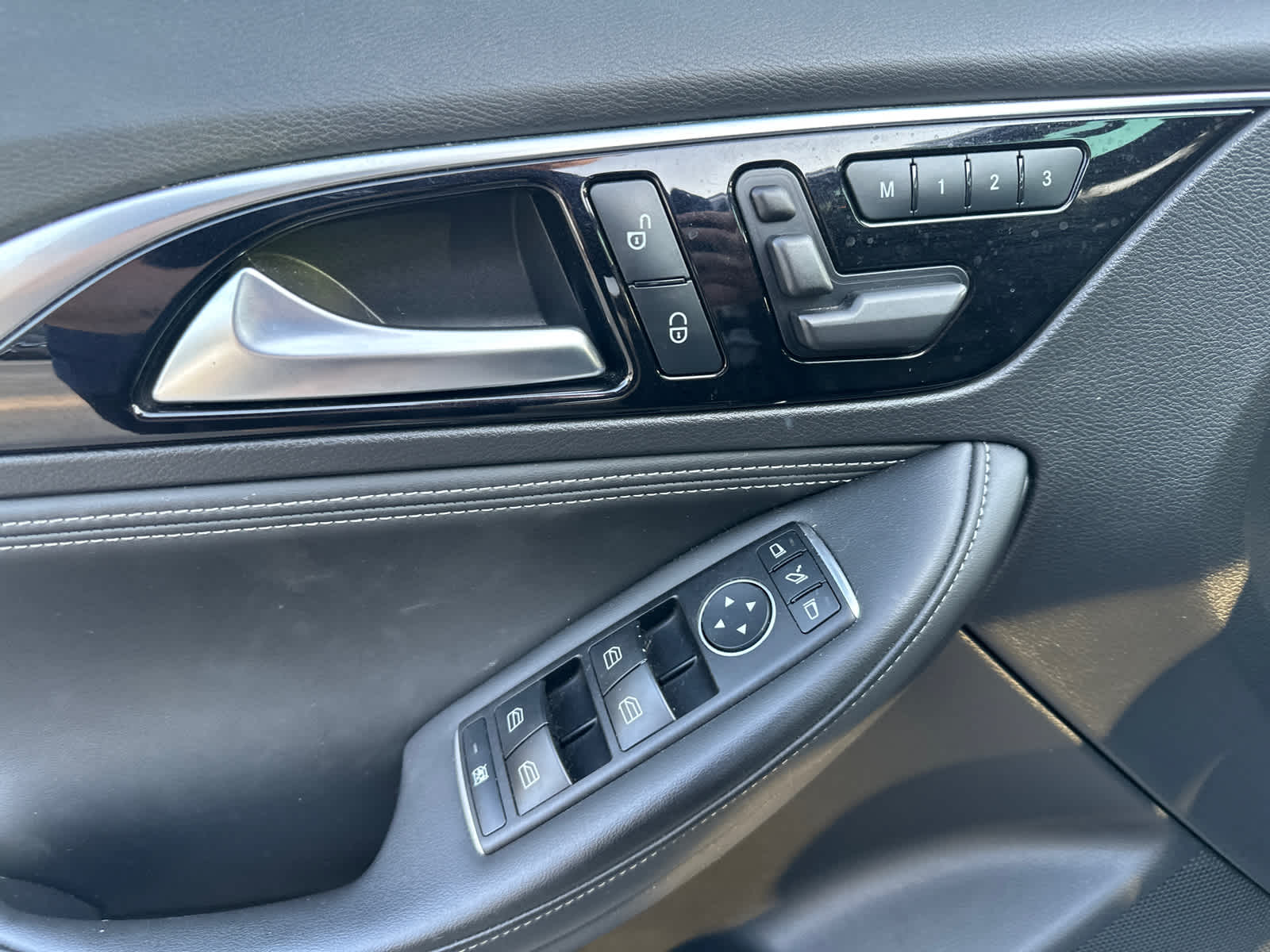 Thumbnail: 2018 INFINITI QX30 - 18