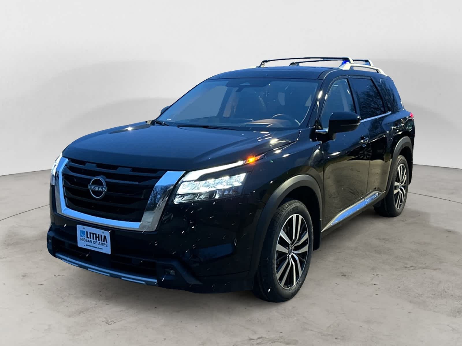 2025 Nissan Pathfinder Platinum's photo