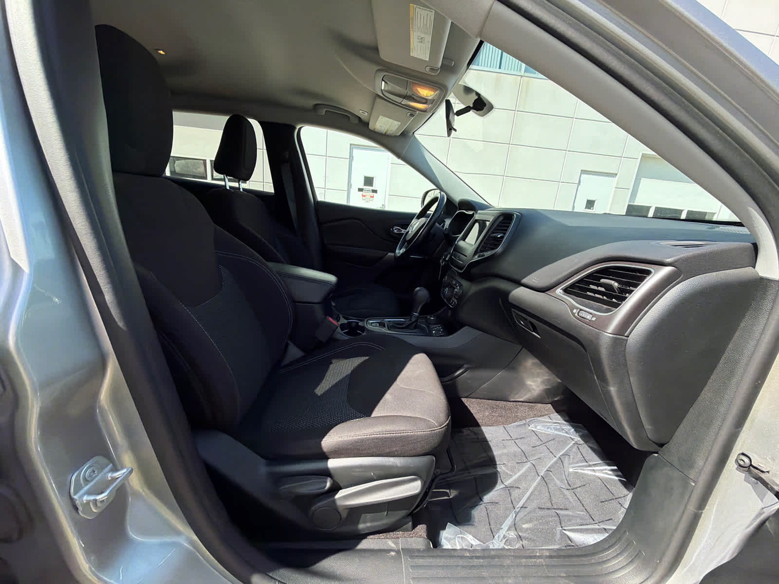 Thumbnail: 2019 Jeep Cherokee - 8