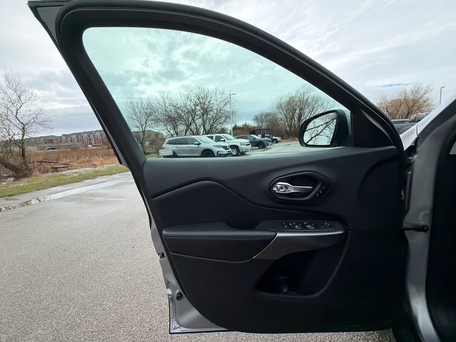 Thumbnail: 2019 Jeep Cherokee - 16