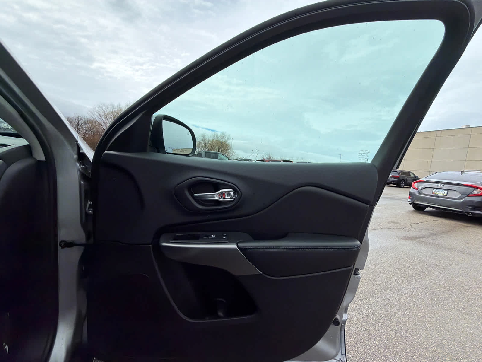 Thumbnail: 2019 Jeep Cherokee - 7