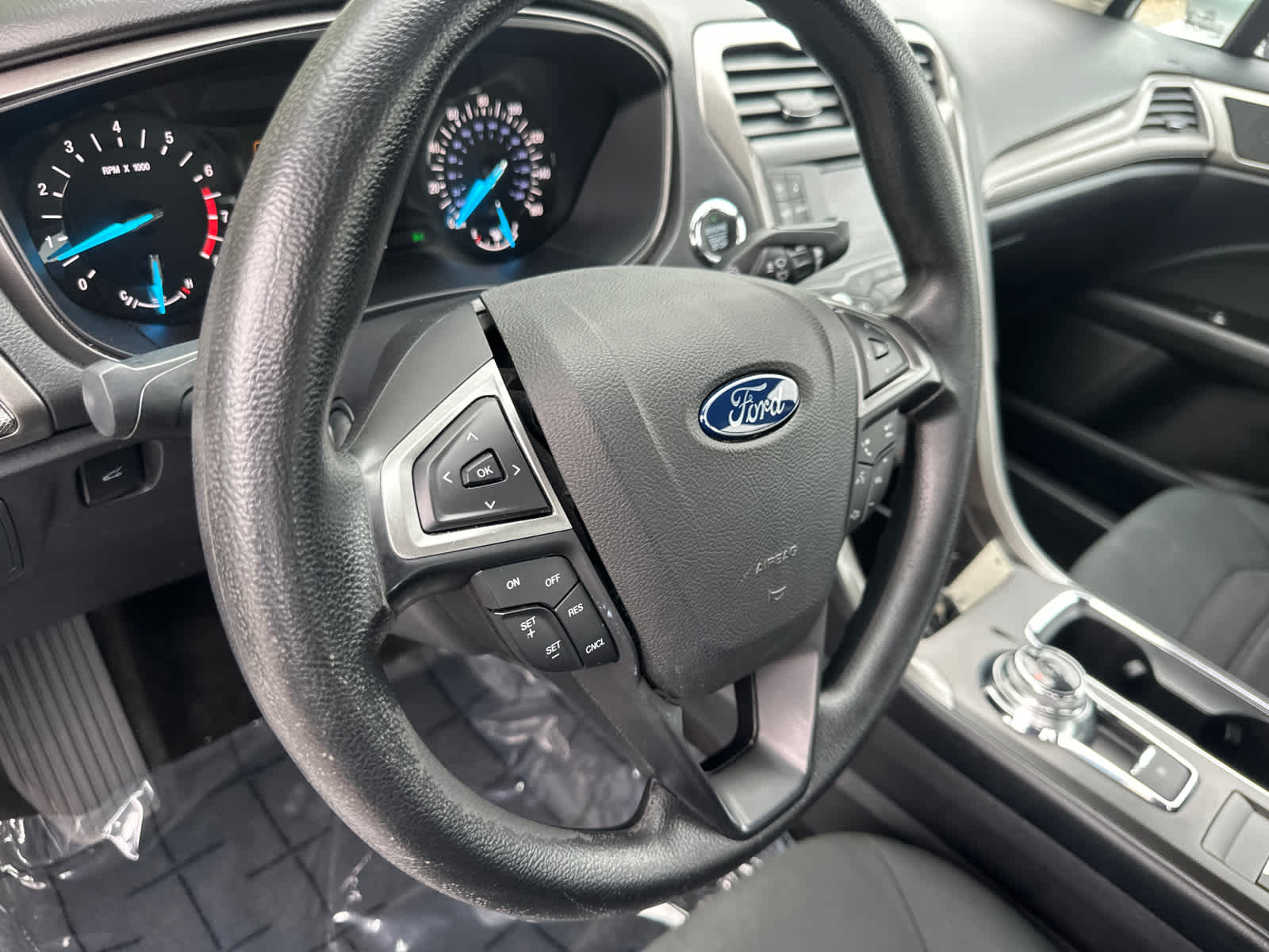 2017 Ford Fusion SE 16