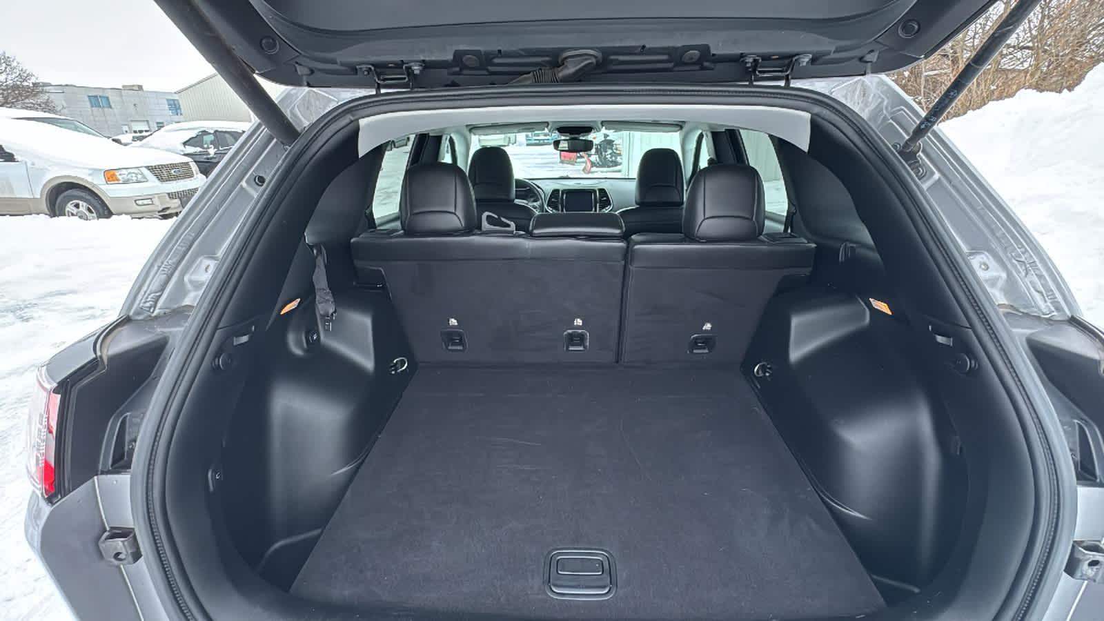 Thumbnail: 2019 Jeep Cherokee - 12