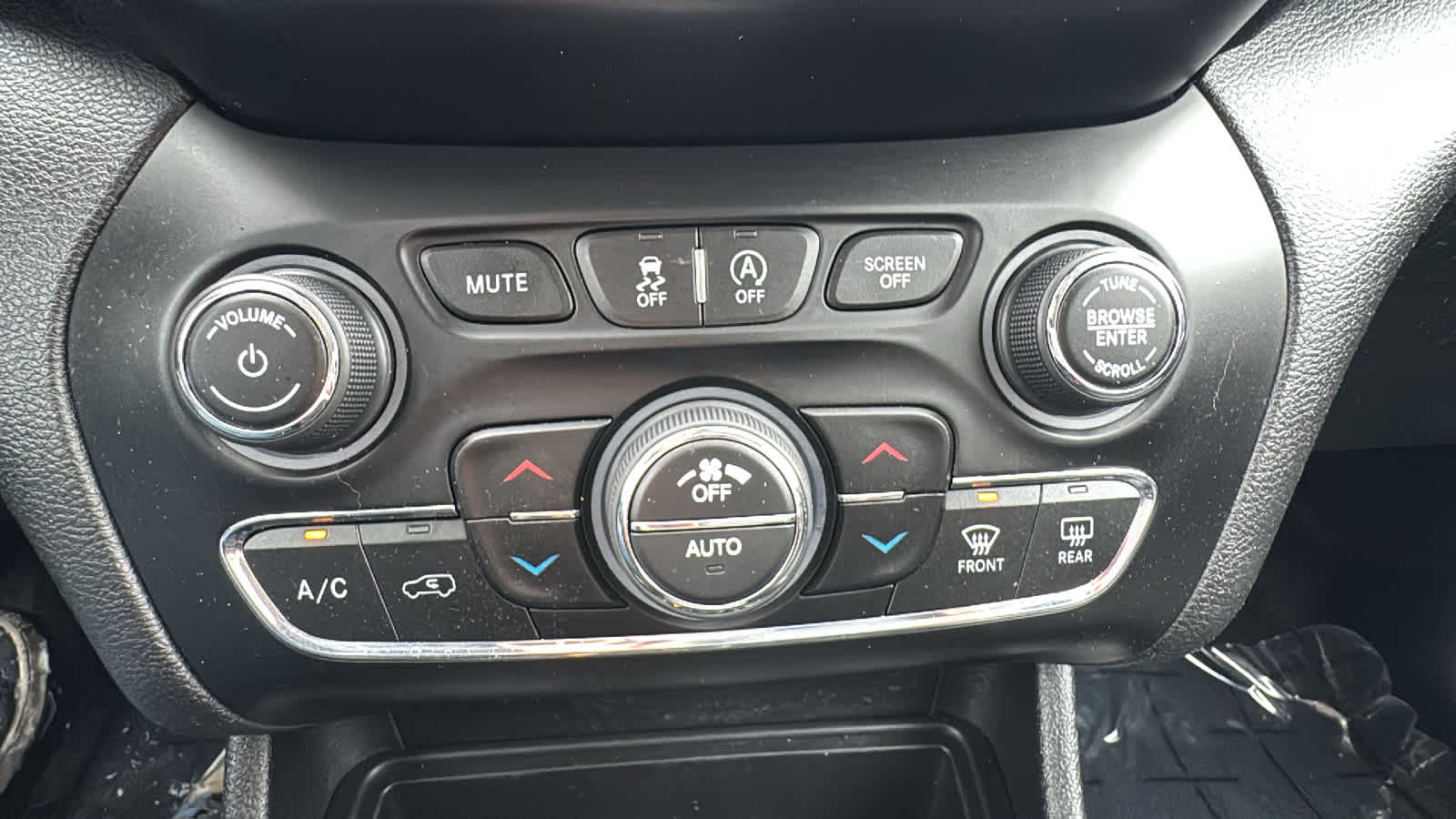 Thumbnail: 2019 Jeep Cherokee - 23