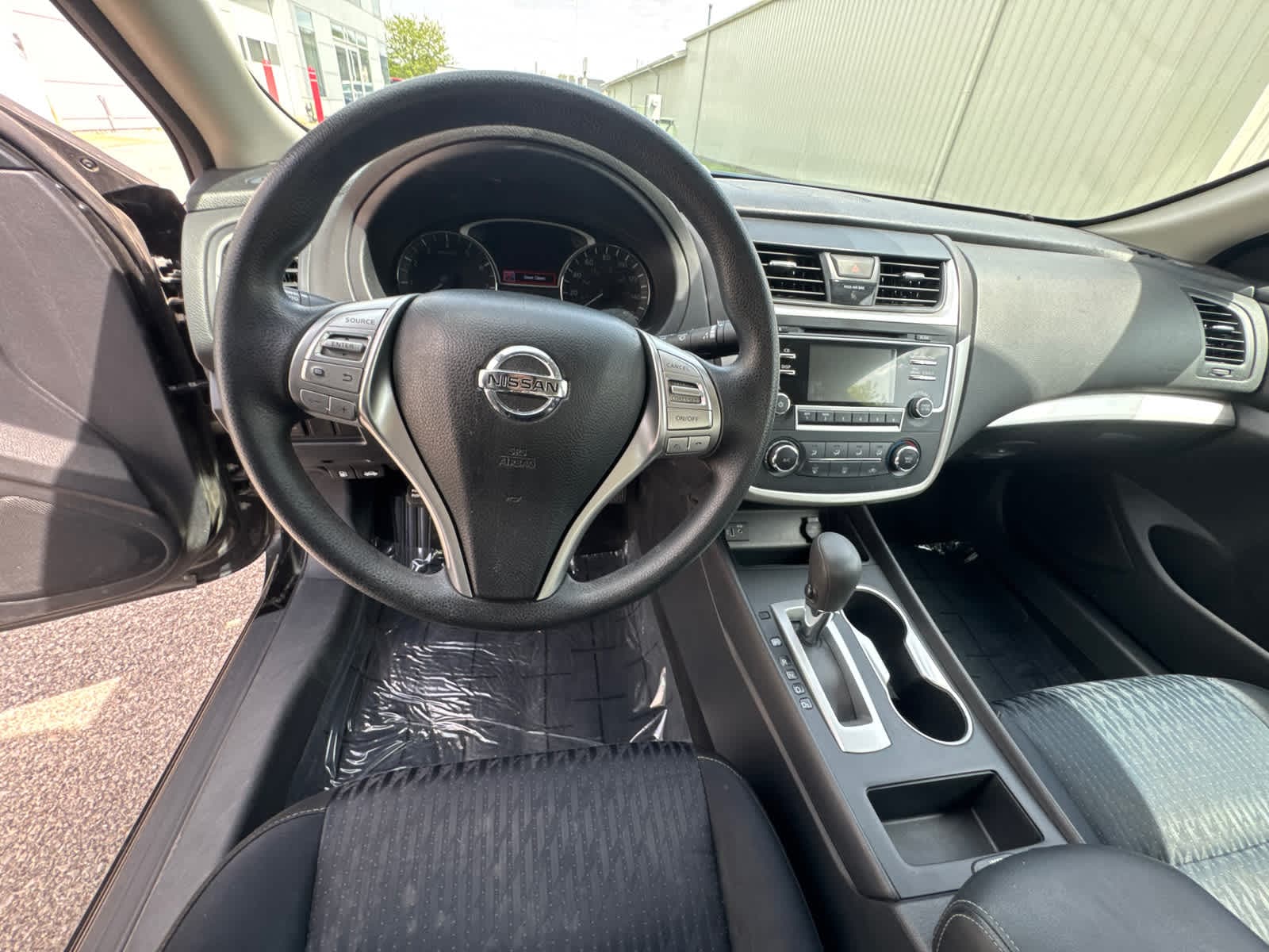 Thumbnail: 2017 Nissan Altima - 16