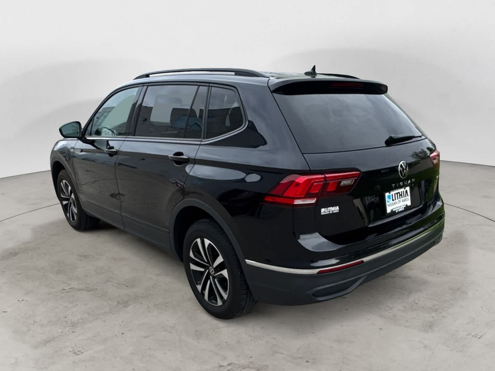 Thumbnail: 2022 Volkswagen Tiguan - 3