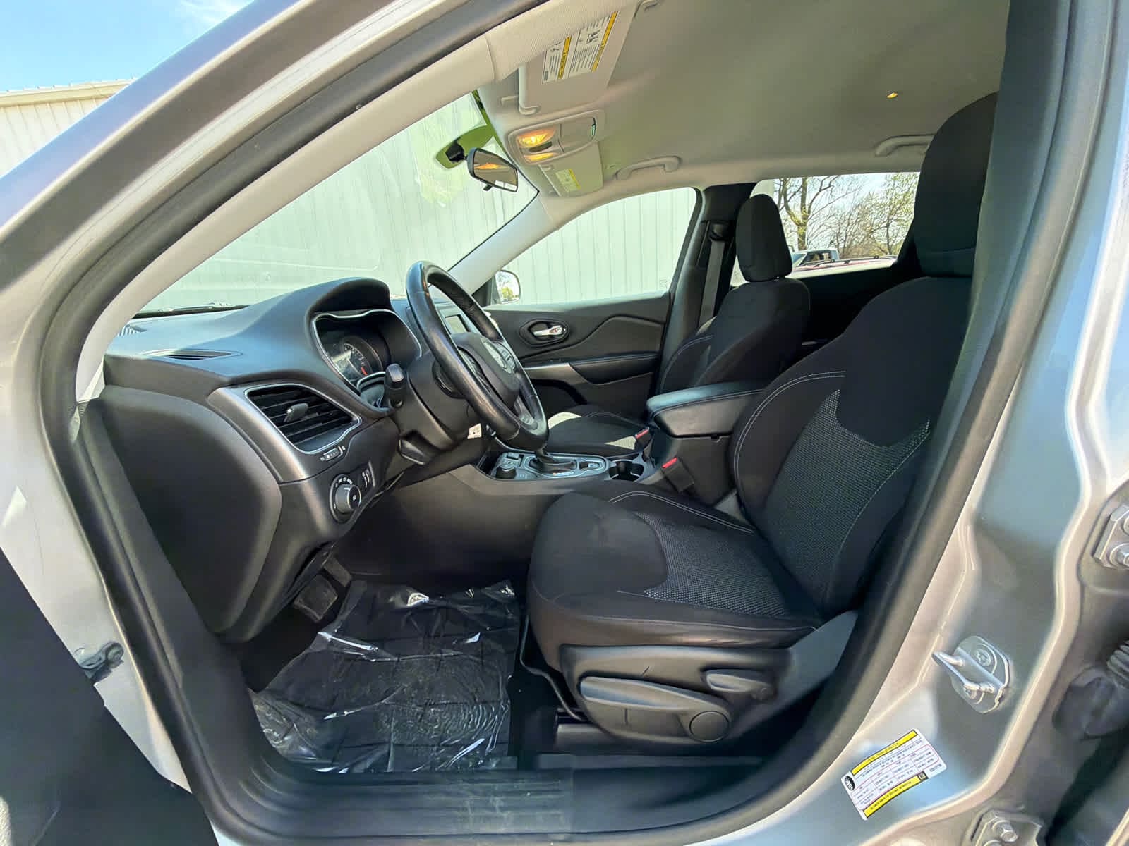 Thumbnail: 2019 Jeep Cherokee - 17