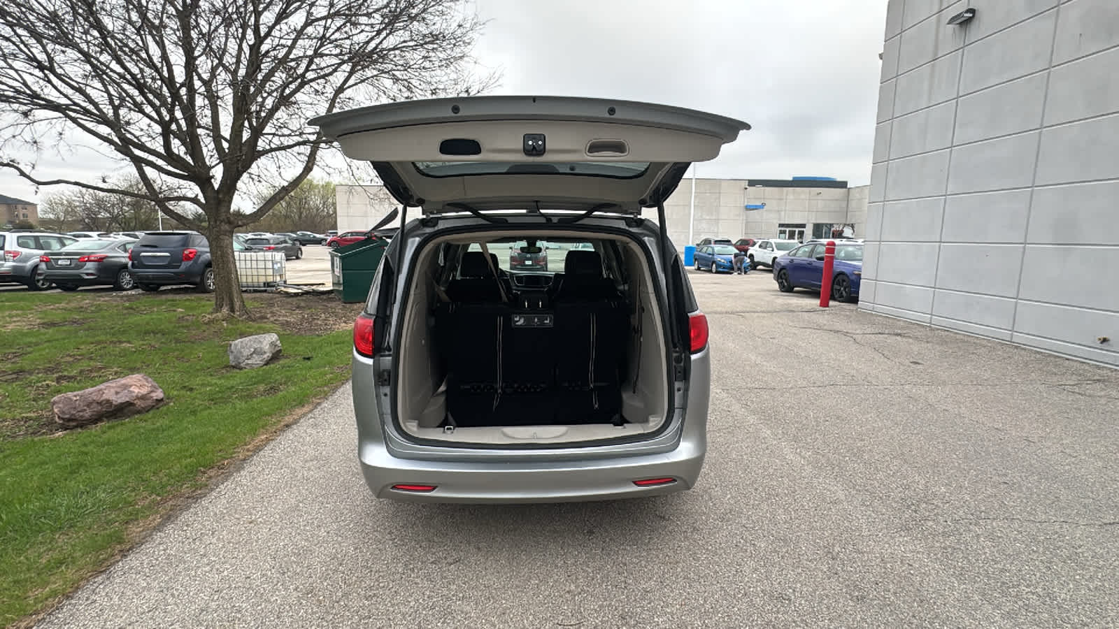 Thumbnail: 2021 Chrysler Voyager - 11