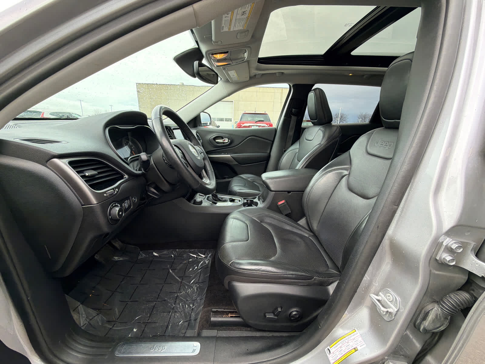 Thumbnail: 2019 Jeep Cherokee - 17