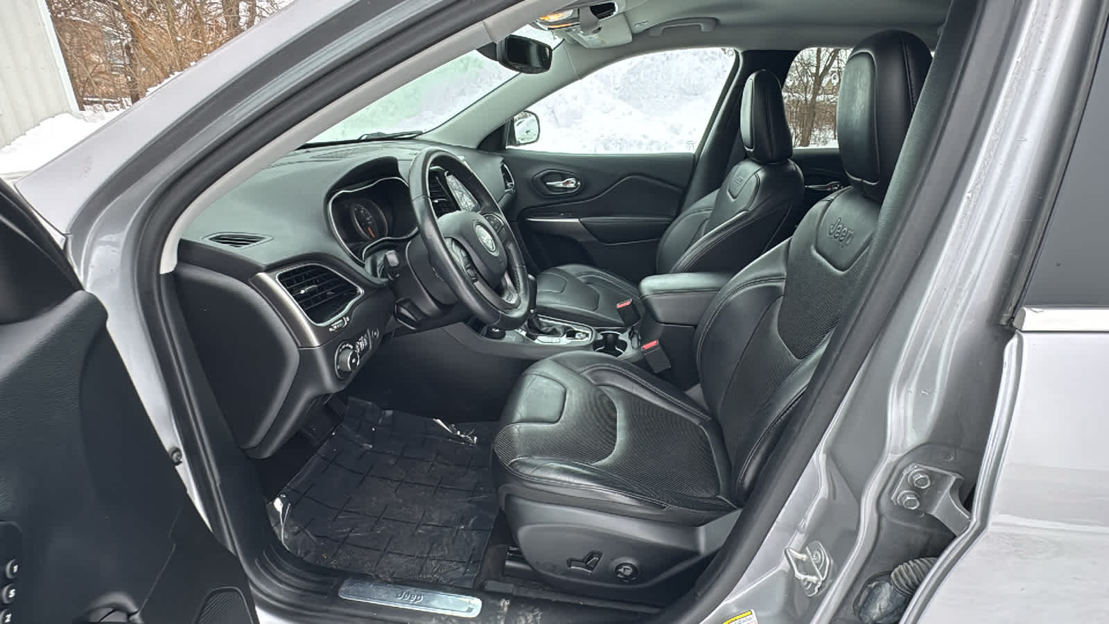 Thumbnail: 2019 Jeep Cherokee - 16