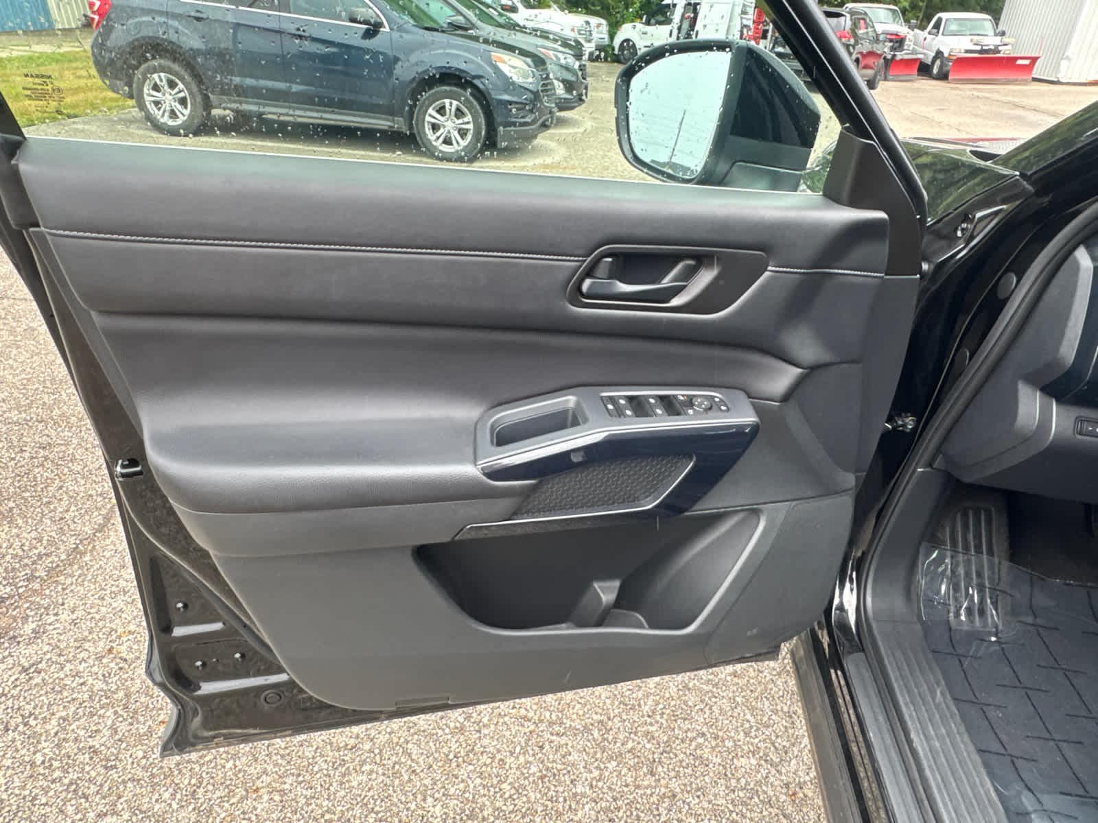 2025 Nissan Pathfinder SV - Photo 15