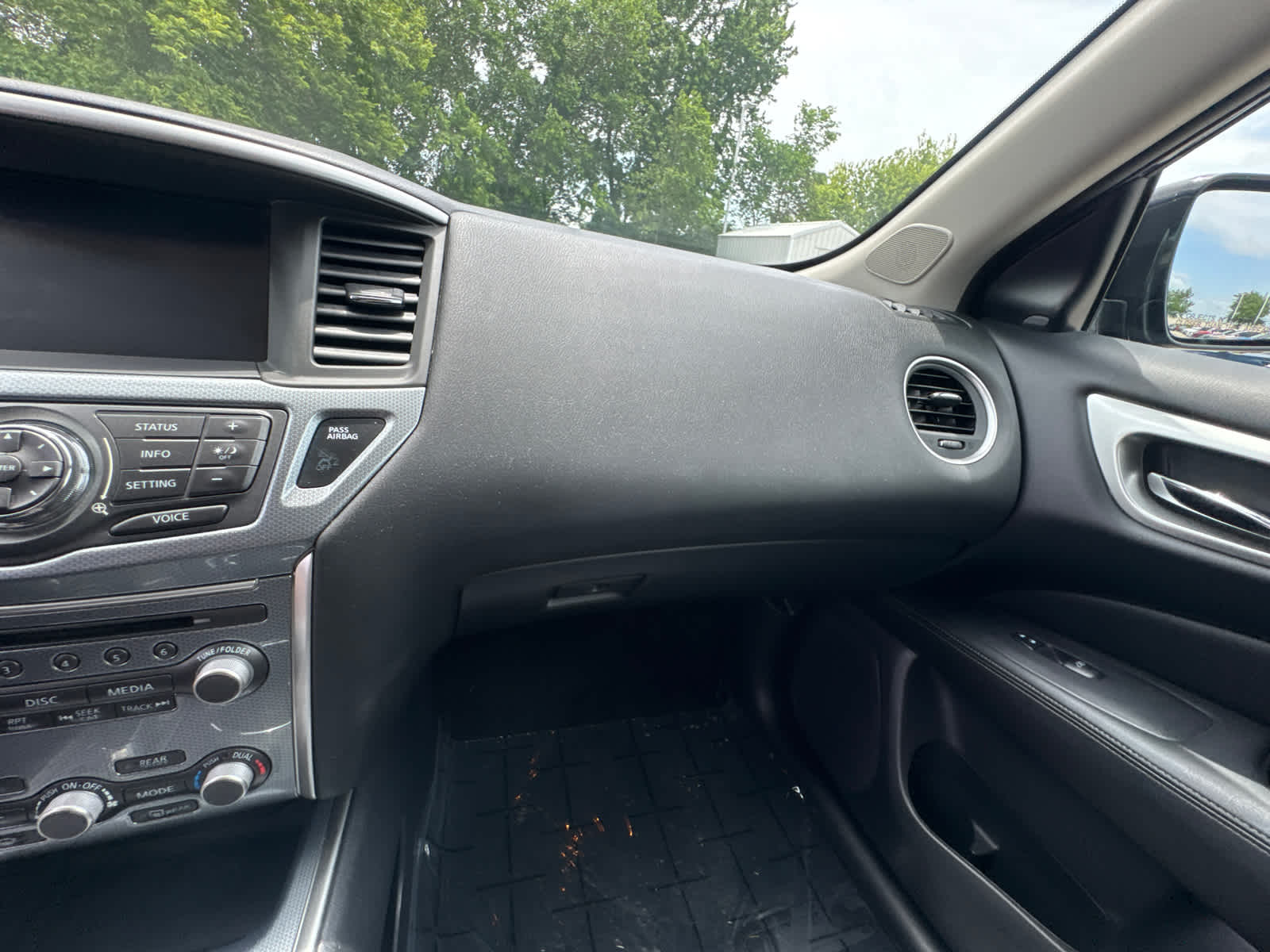 Thumbnail: 2017 Nissan Pathfinder - 23