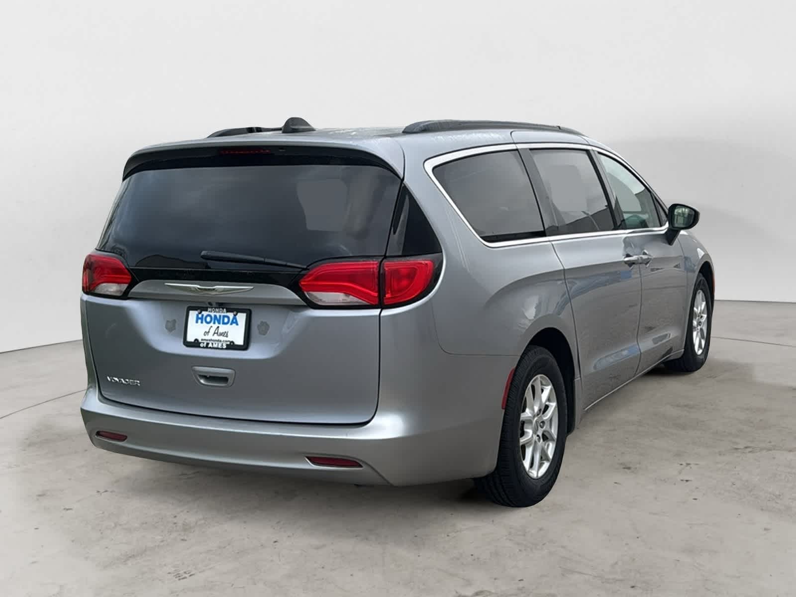Thumbnail: 2021 Chrysler Voyager - 4