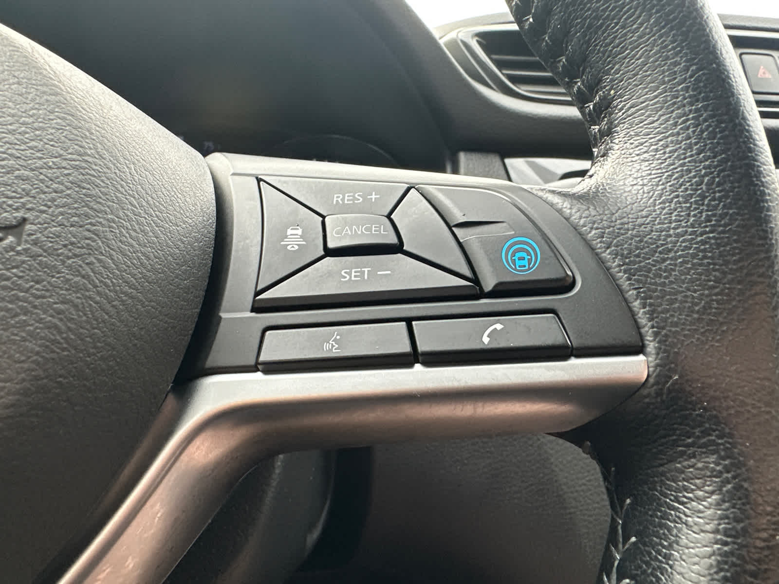 Thumbnail: 2020 Nissan Rogue Sport - 19
