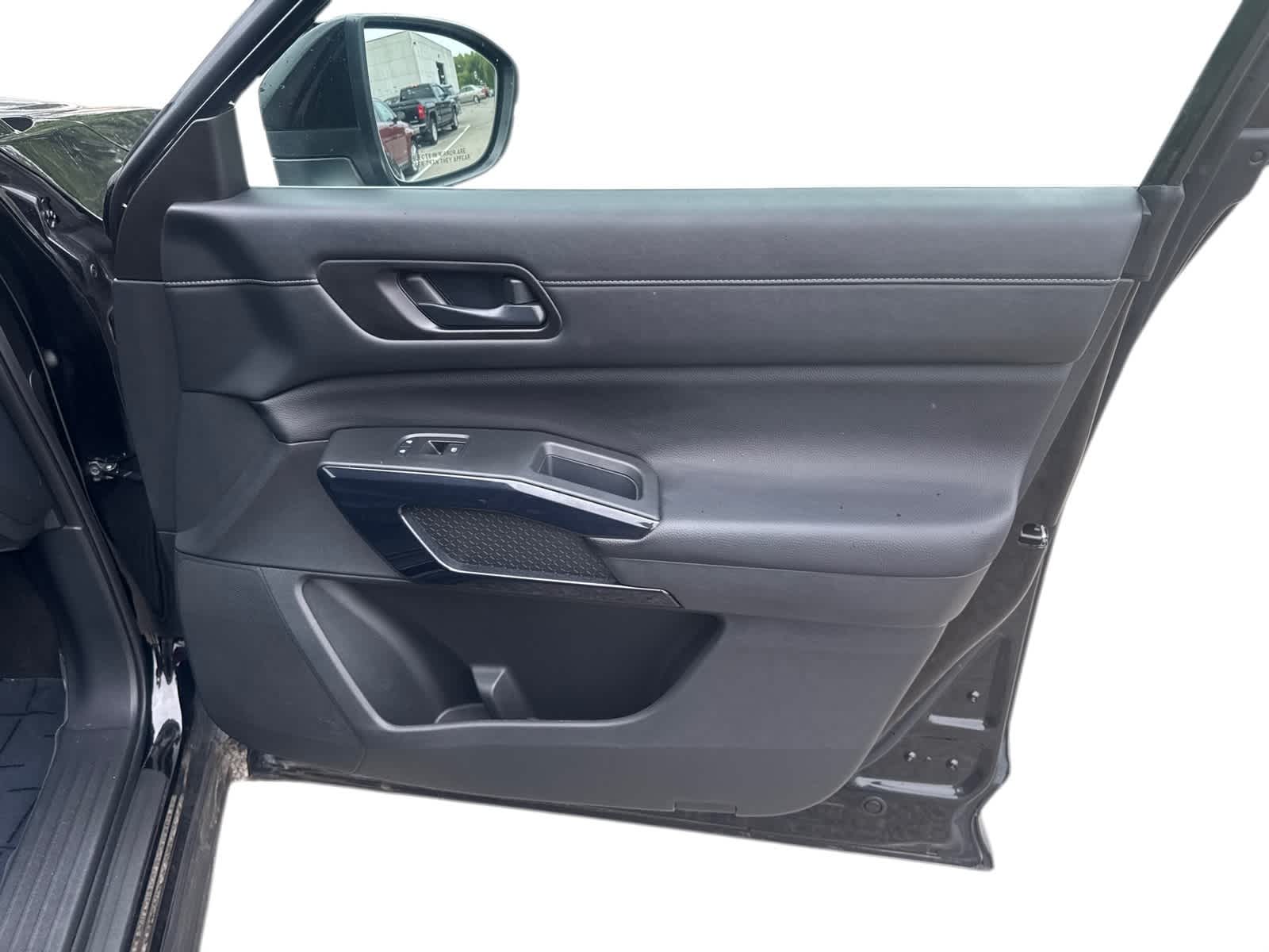 2025 Nissan Pathfinder SV - Photo 7