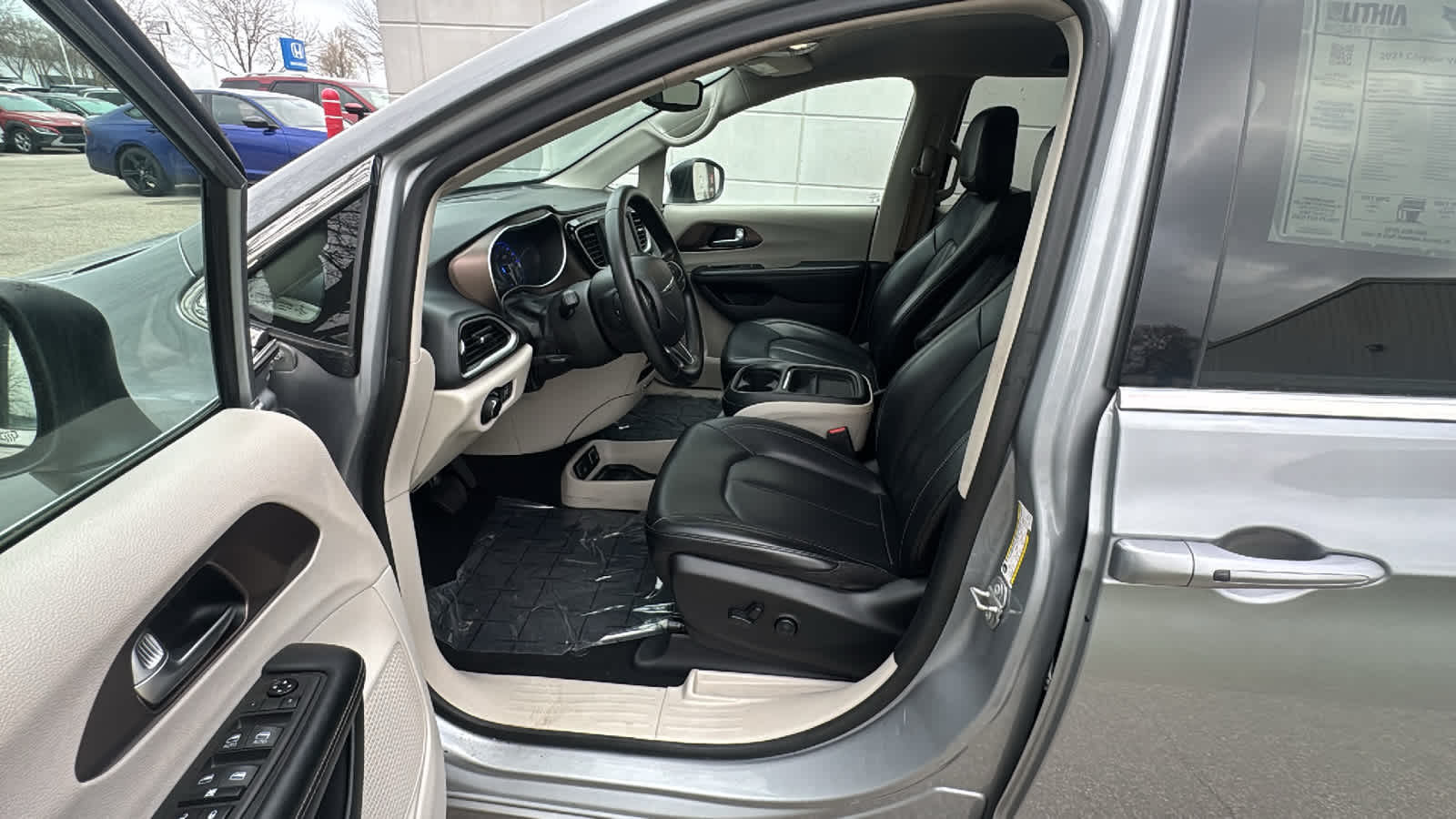 Thumbnail: 2021 Chrysler Voyager - 16