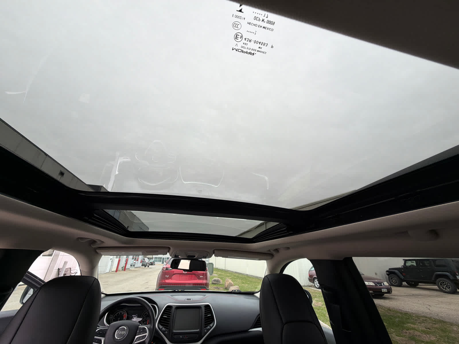 Thumbnail: 2017 Jeep Cherokee - 26