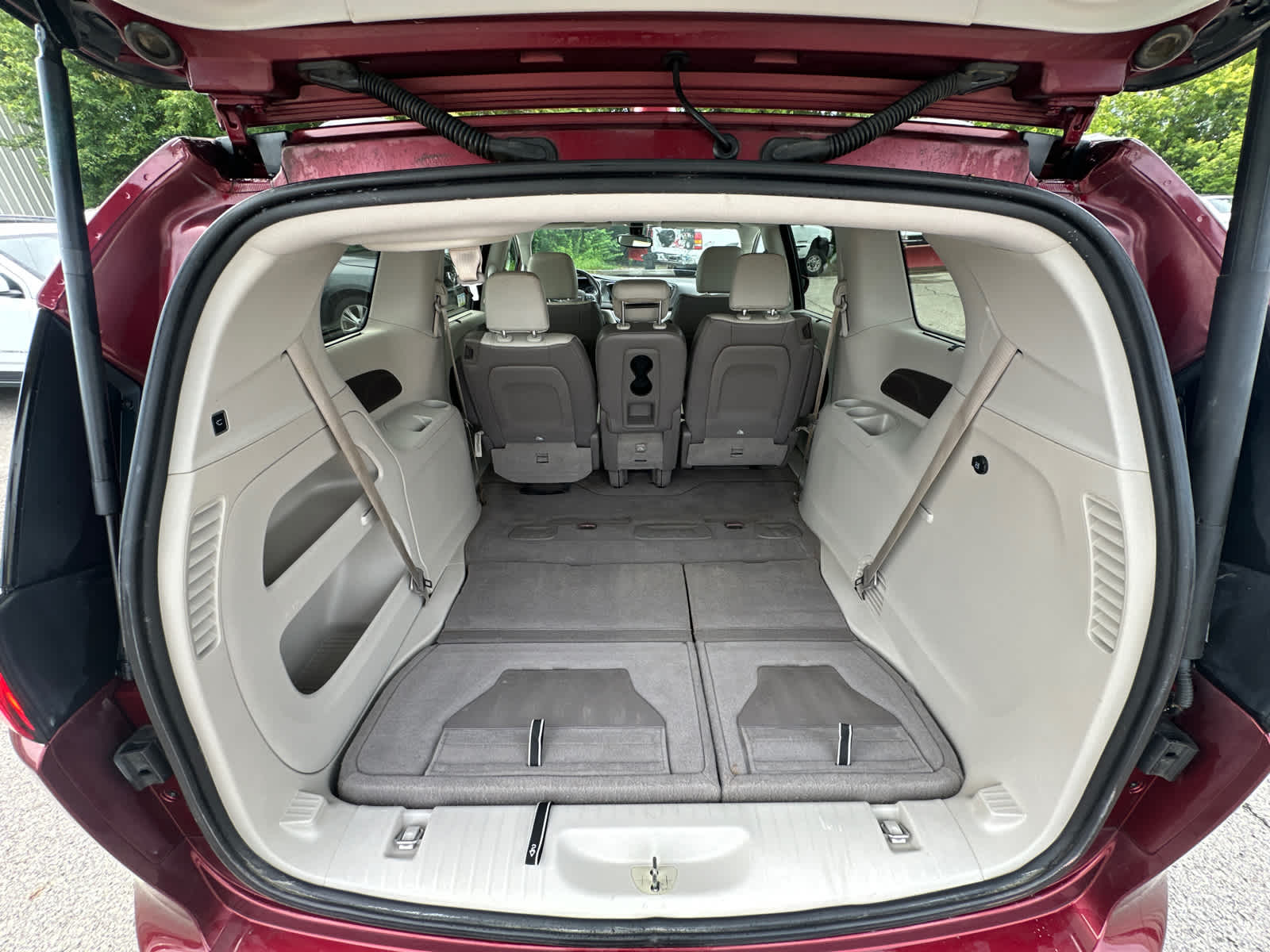 Thumbnail: 2017 Chrysler Pacifica - 9