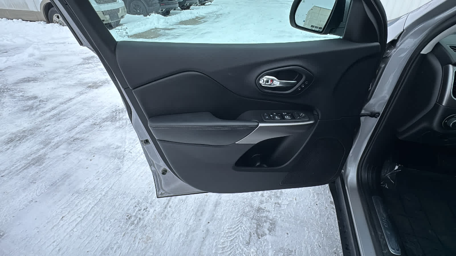 Thumbnail: 2019 Jeep Cherokee - 15