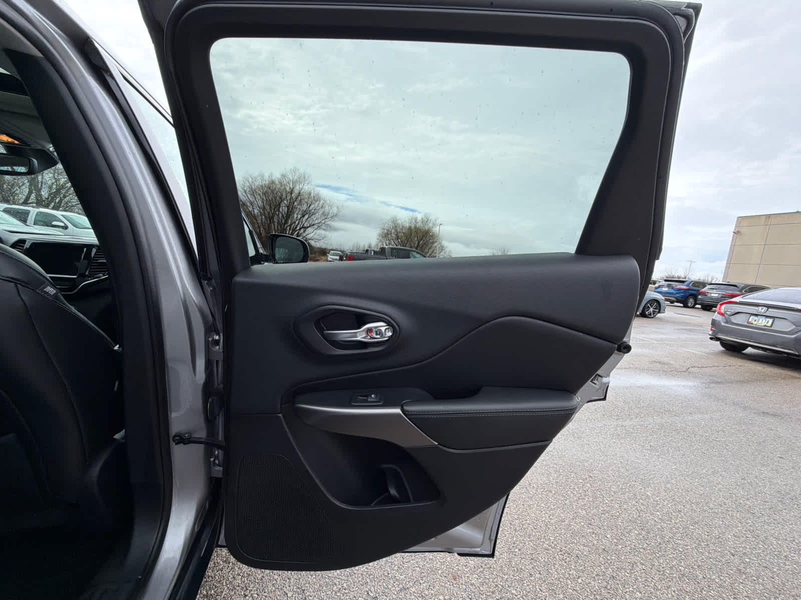 Thumbnail: 2019 Jeep Cherokee - 9