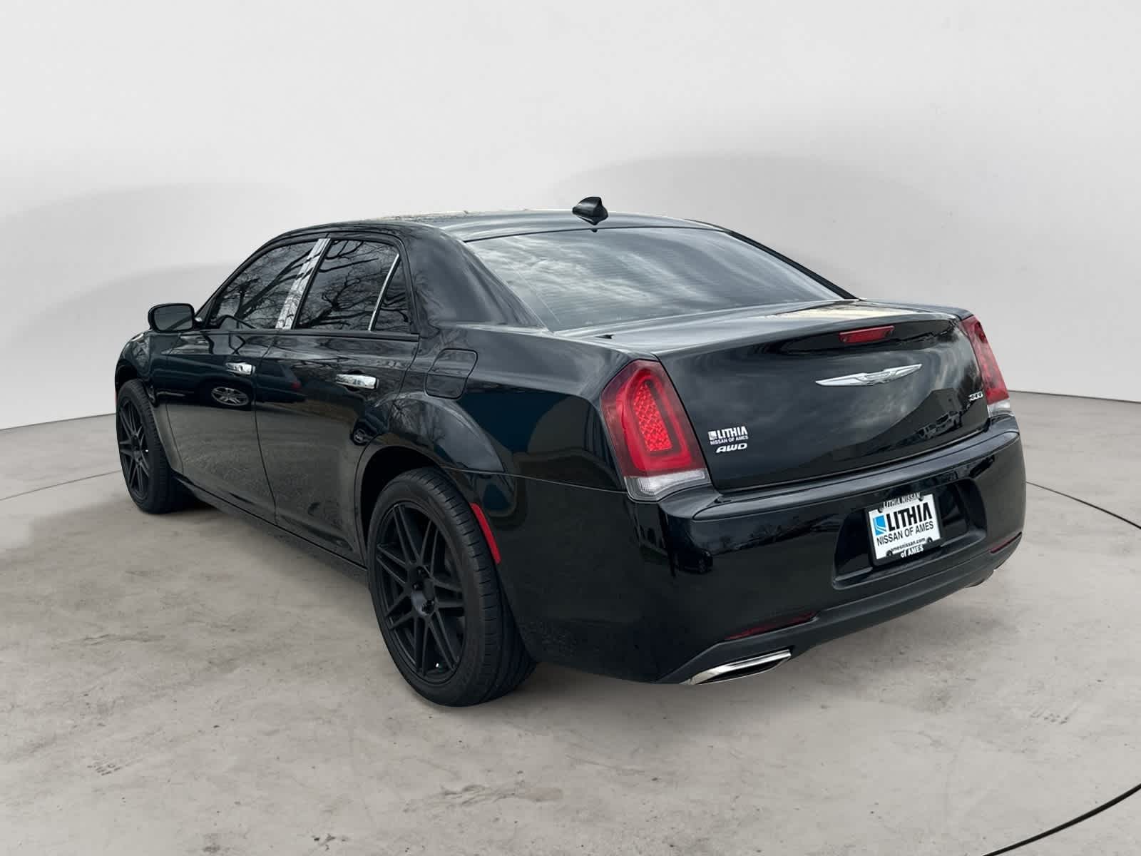 2019 Chrysler 300 Touring photo 2