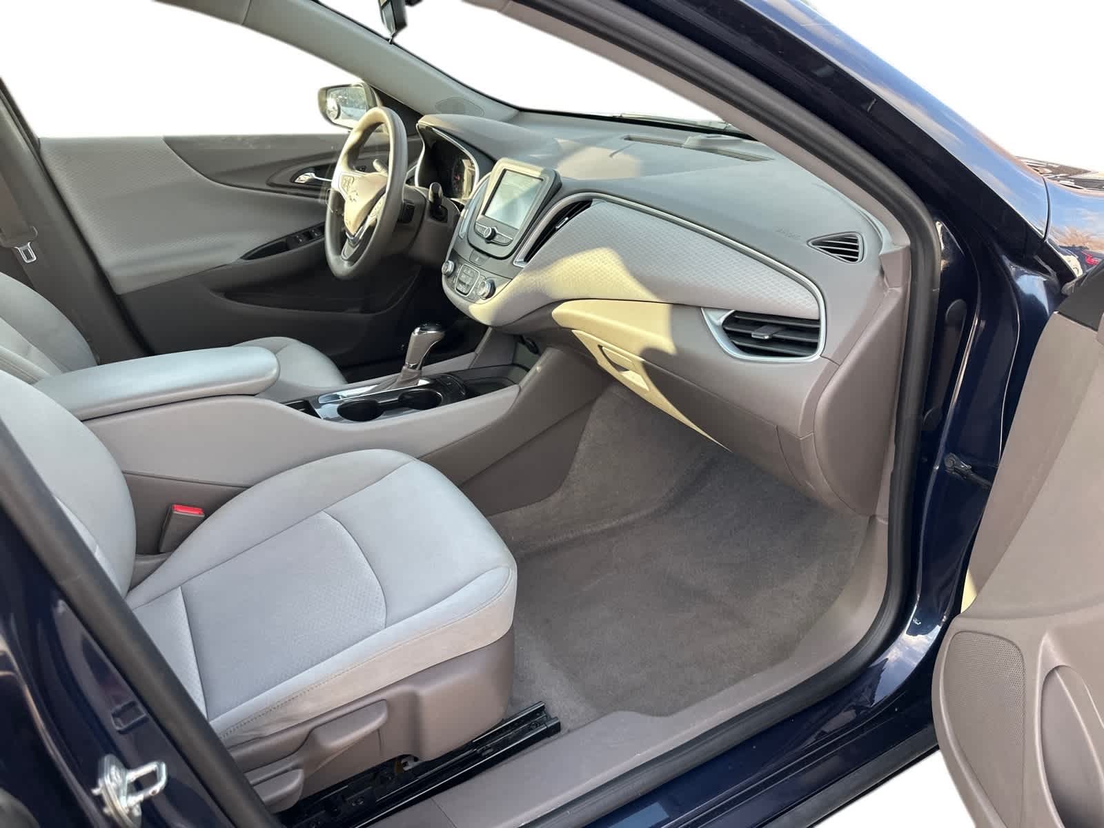 Thumbnail: 2016 Chevrolet Malibu - 6