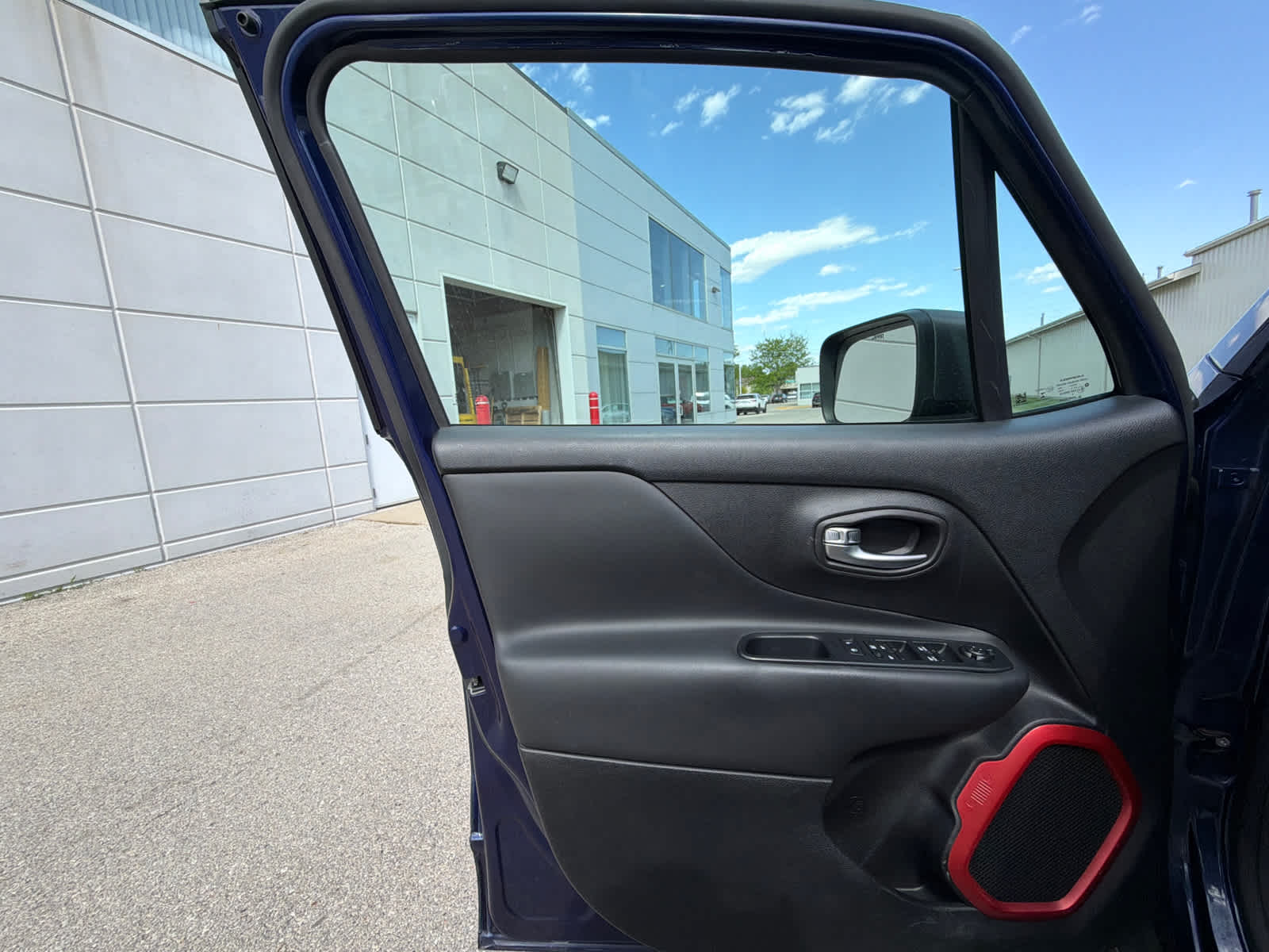 Thumbnail: 2017 Jeep Renegade - 15