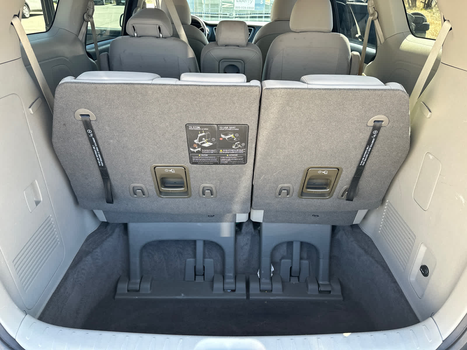 2021 Kia Sedona LX 23