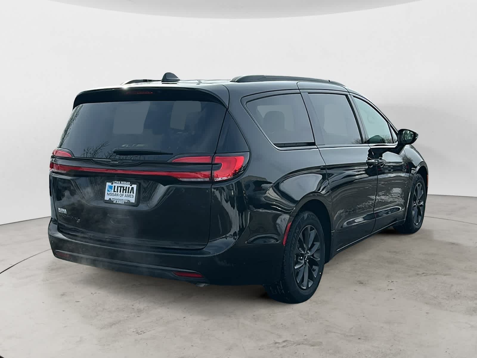 Thumbnail: 2021 Chrysler Pacifica - 3