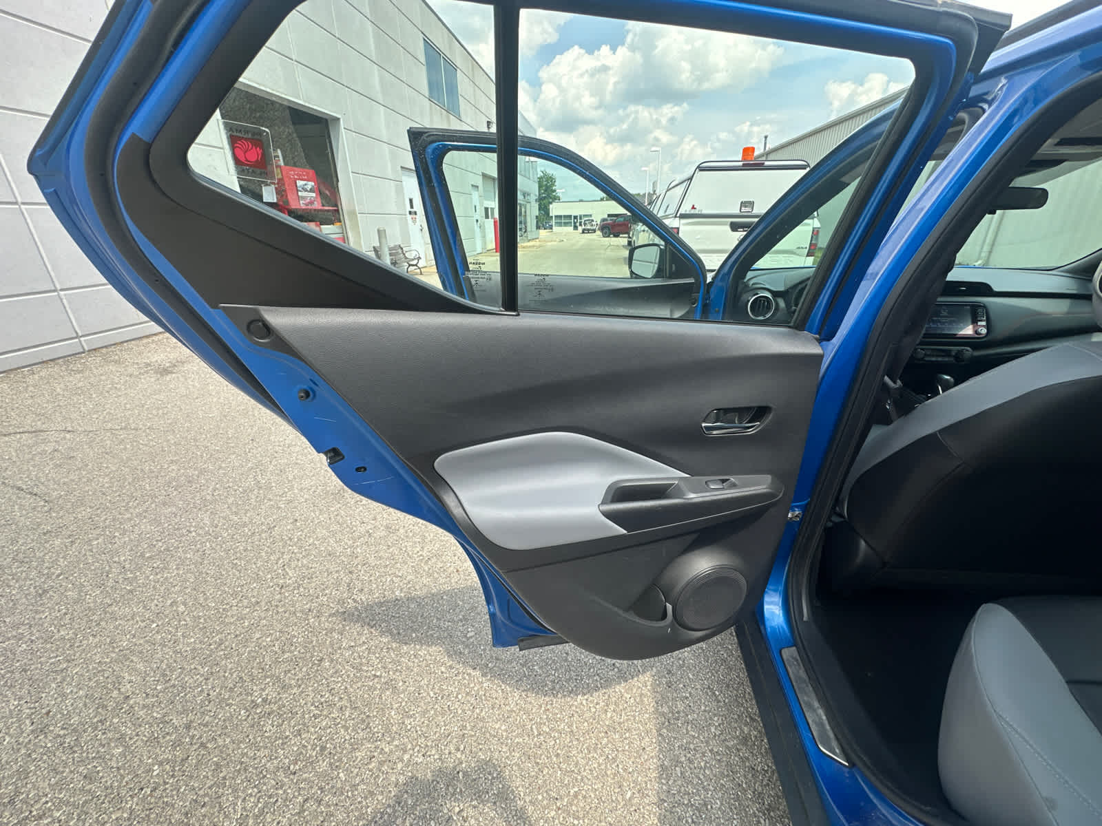 2022 Nissan Kicks SR 27