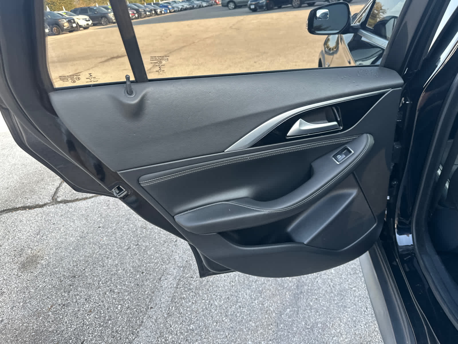 Thumbnail: 2018 INFINITI QX30 - 15