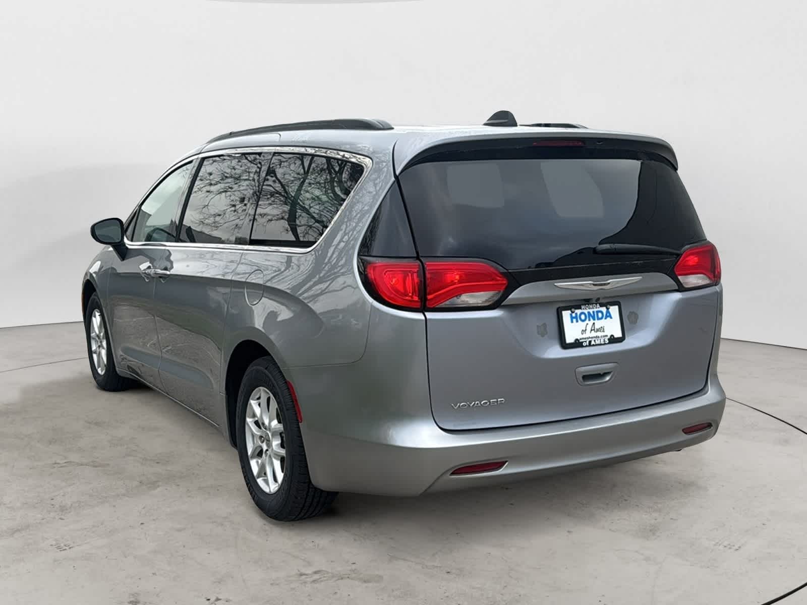 Thumbnail: 2021 Chrysler Voyager - 3