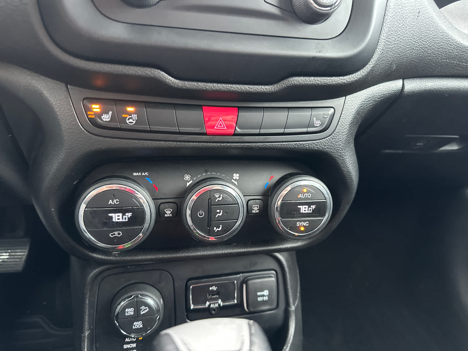 Thumbnail: 2015 Jeep Renegade - 27