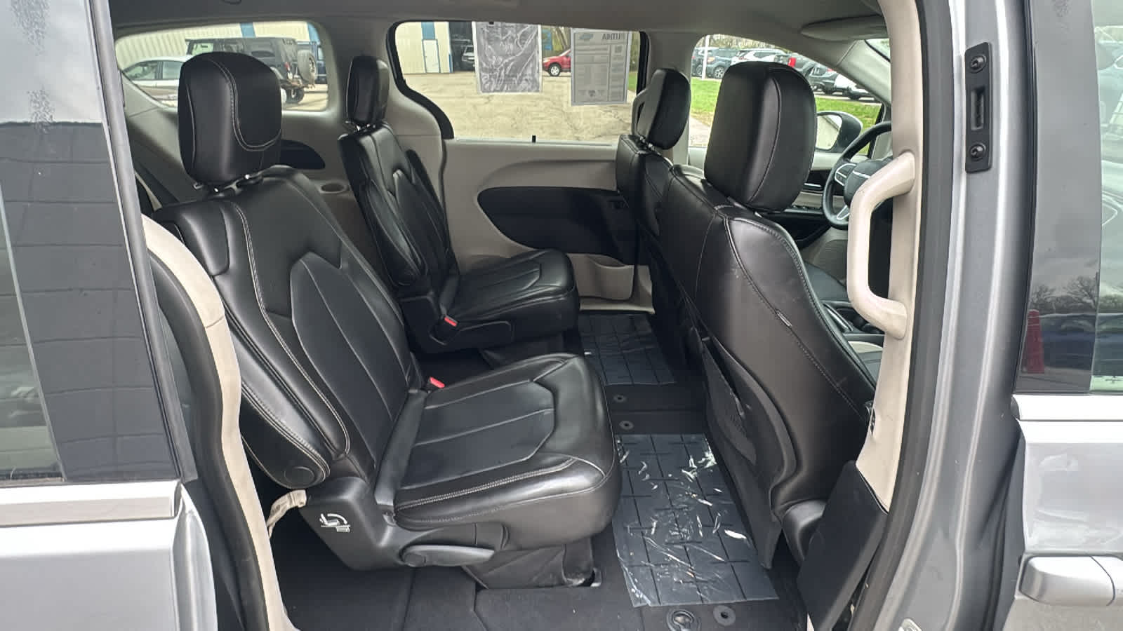 Thumbnail: 2021 Chrysler Voyager - 9