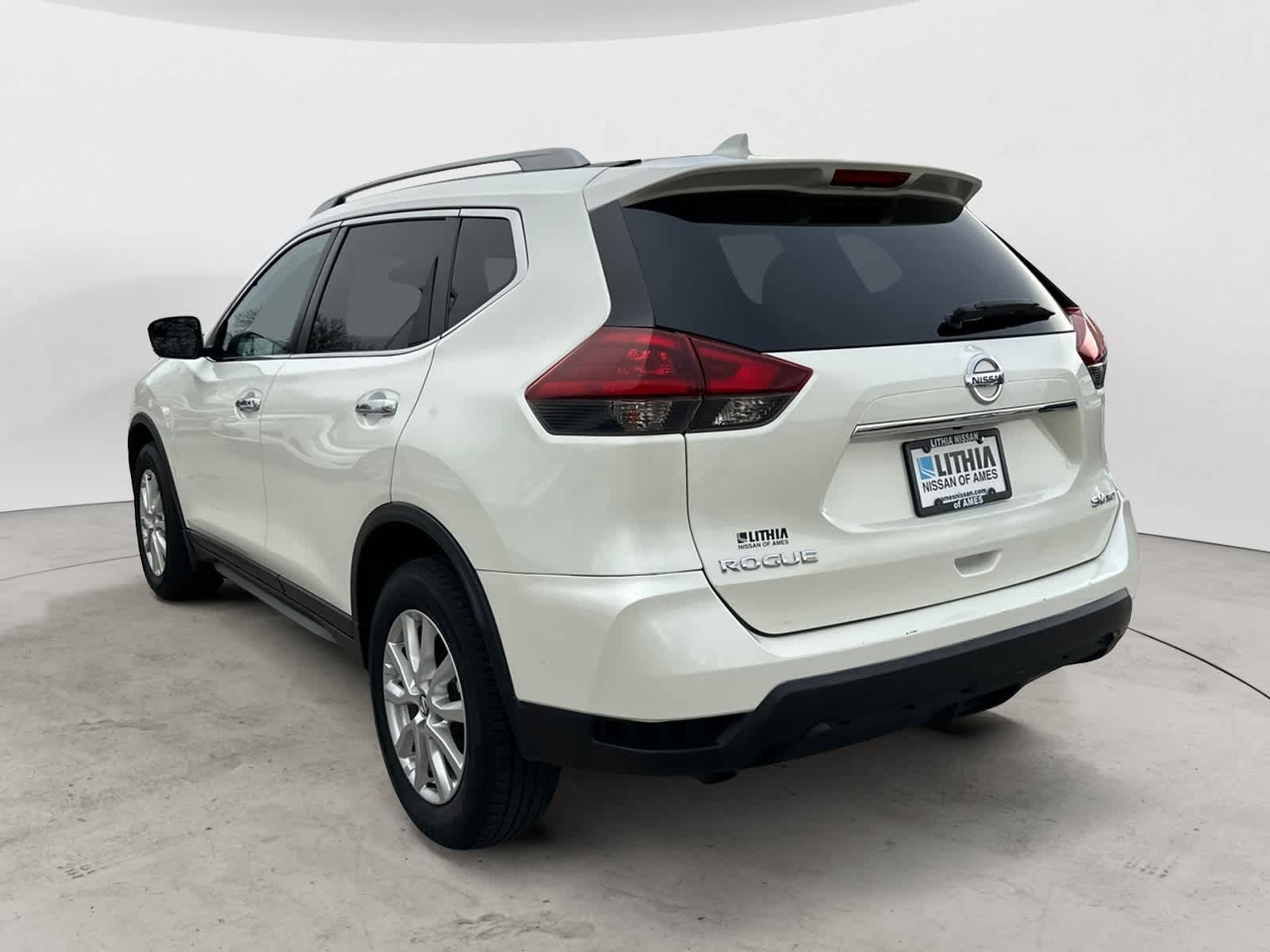2019 Nissan Rogue SV photo 2