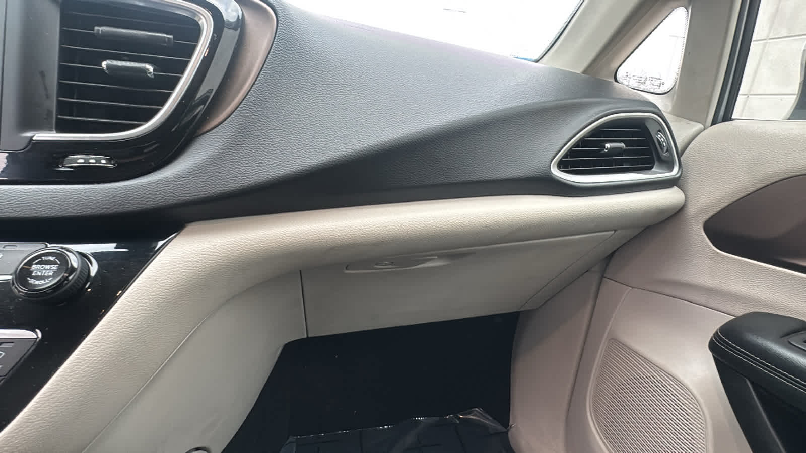 Thumbnail: 2021 Chrysler Voyager - 19