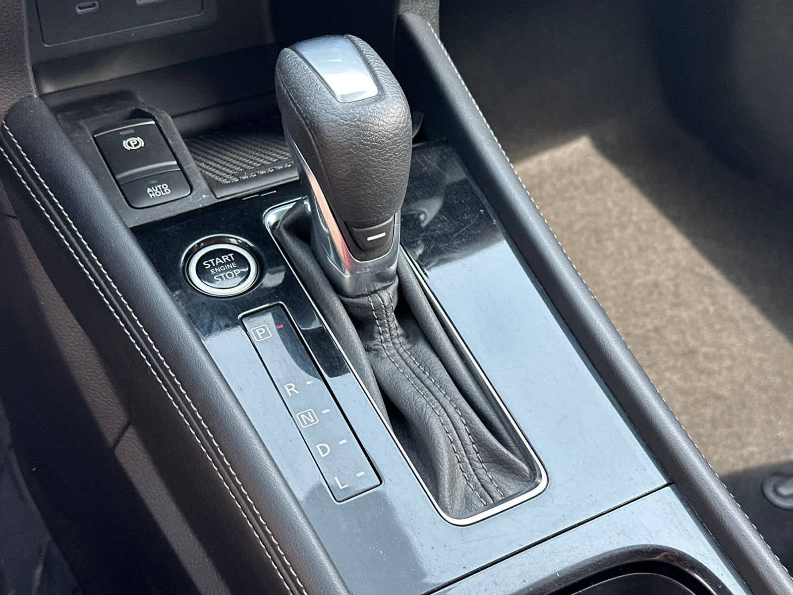 2022 Nissan Kicks SR 22