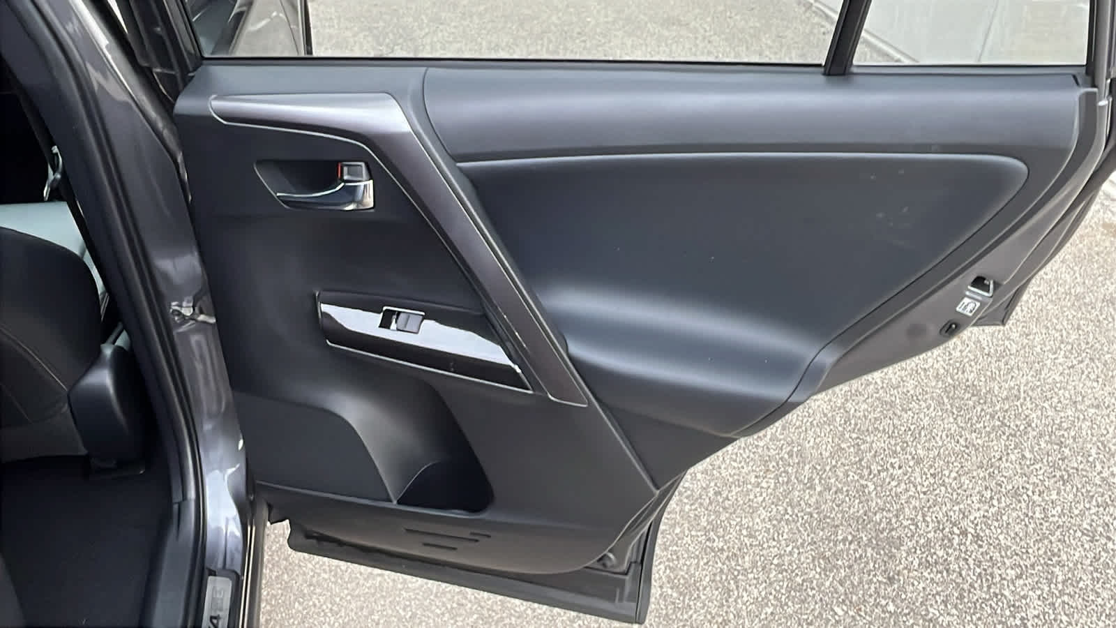 Thumbnail: 2018 Toyota RAV4 - 9