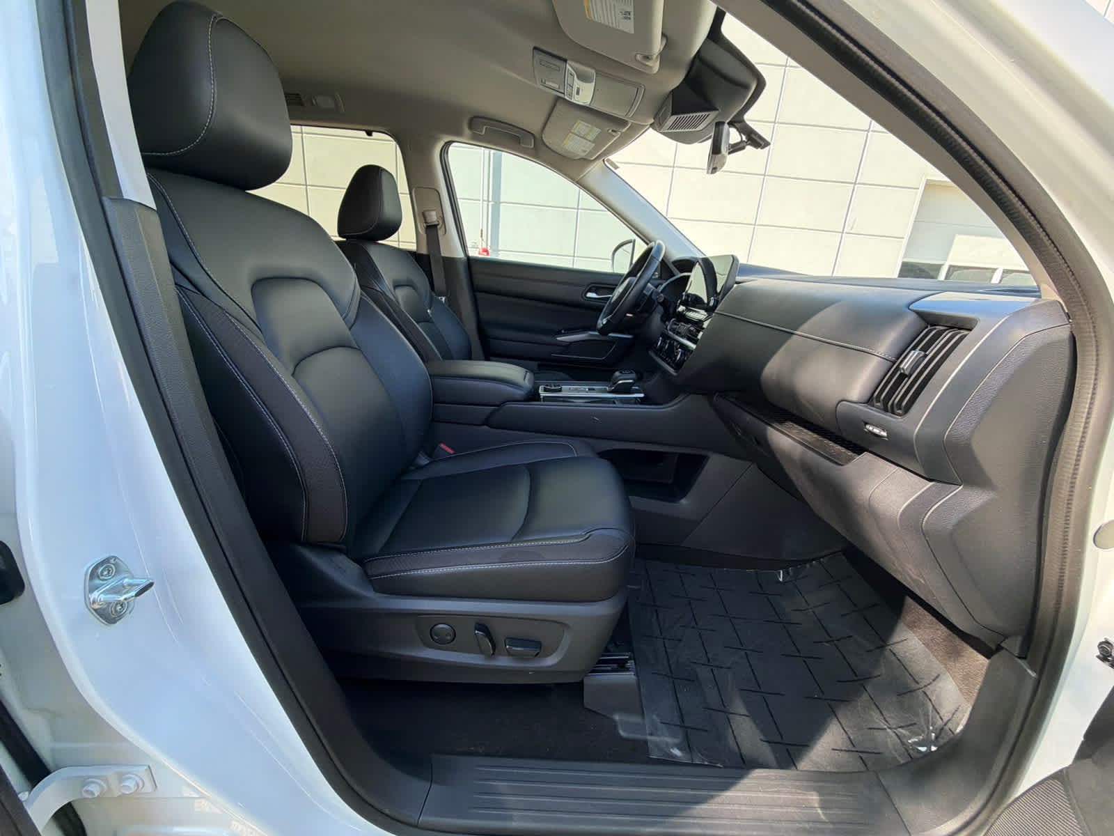 Thumbnail: 2023 Nissan Pathfinder - 8