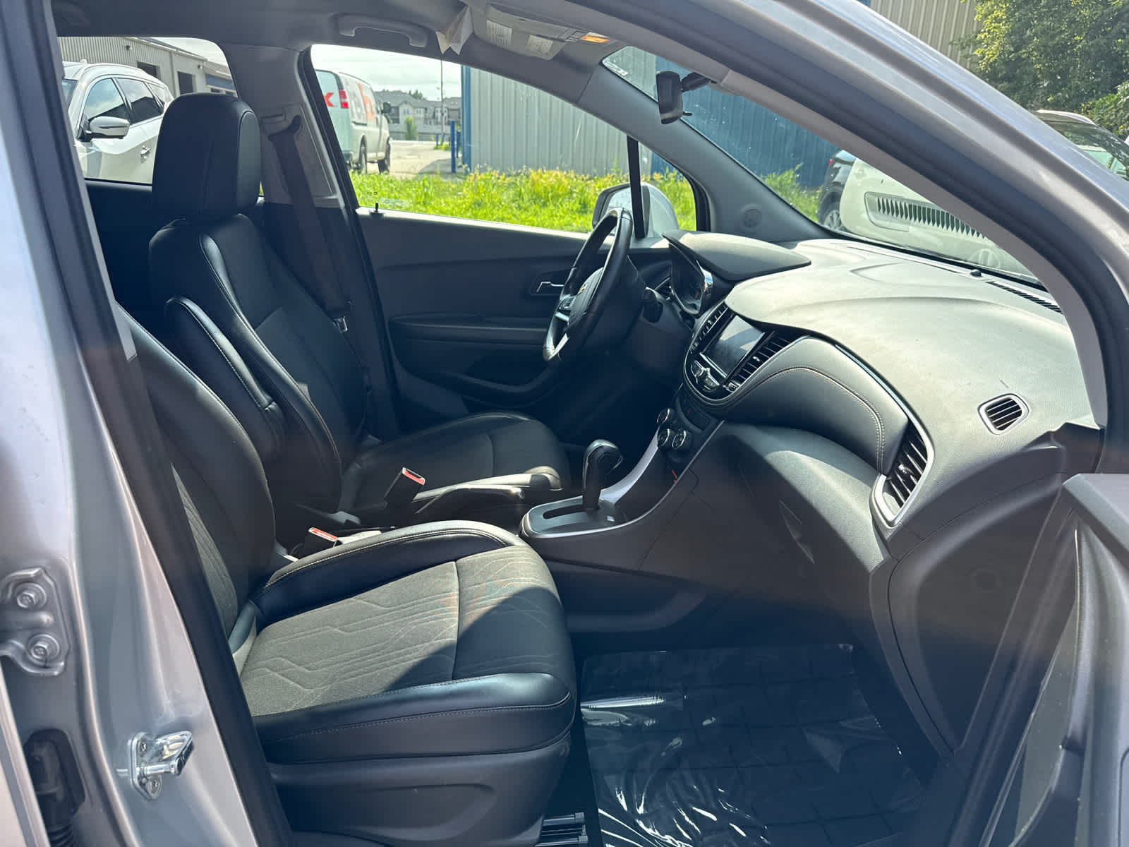 Thumbnail: 2022 Chevrolet Trax - 8